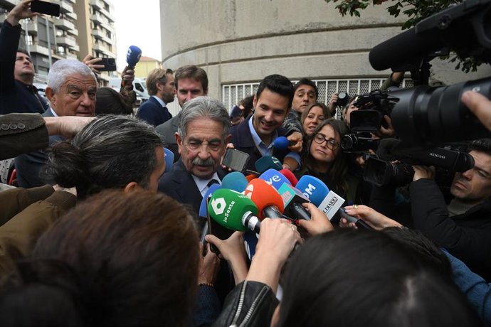 El secretario general del PRC y expresidente de Cantabria, Miguel Ángel Revilla, atiende a los medios antes de la celebración del acto de conciliación entre el Rey emérito Juan Carlos I 