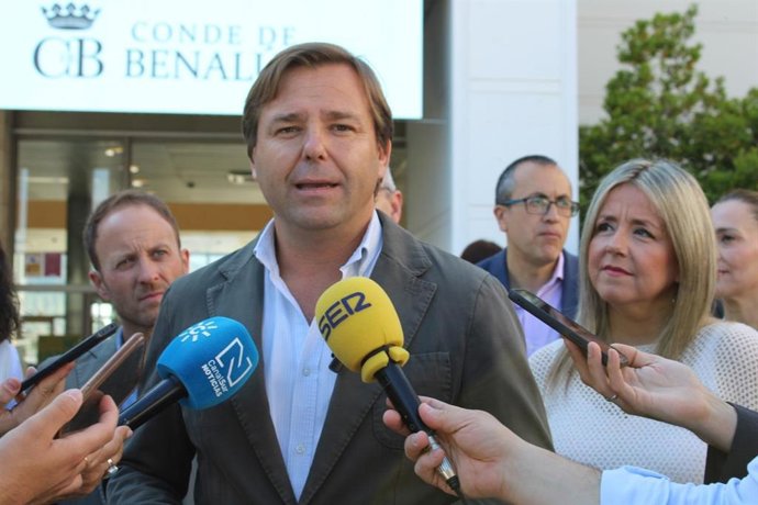 El secretario general del PP de Andalucía, Antonio Repullo, este viernes en declaraciones a los medios de comunicación en Jaén durante su visita a Expoliva.