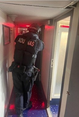 Agentes de aduanas durante el abordaje al Patrullero 'Tagomago' en el ejercicio Marsec-25 de la Armada.