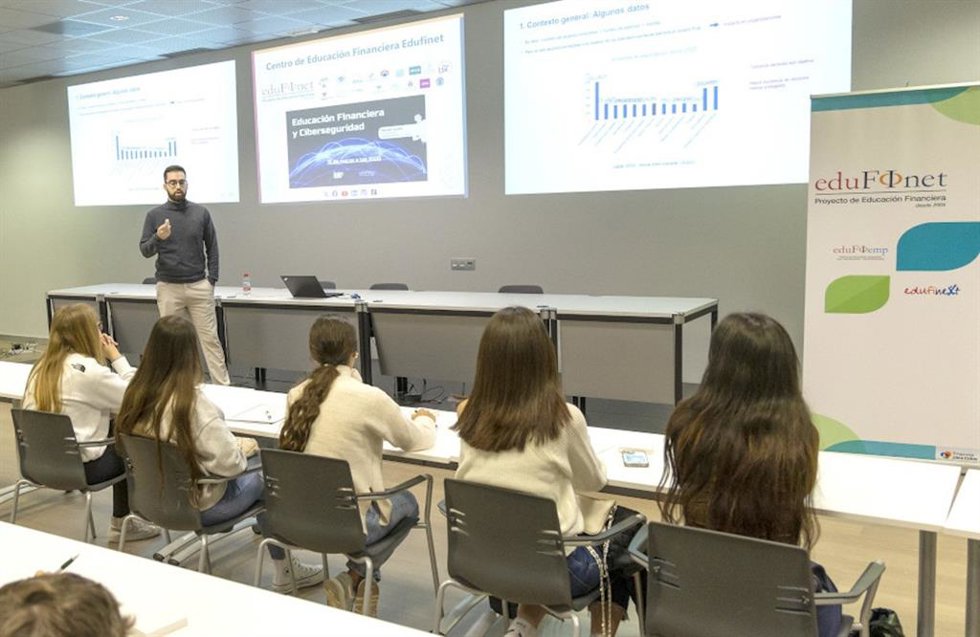 Una de las sesiones impartidas del Proyecto Edufinet