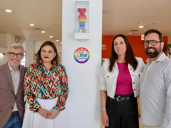 La consejera de Inclusión, Loles López, y la alcaldesa de Torremolinos, Margarita del Cid, han firmado un protocolo para posicionar Andalucía como región destino de referencia de eventos que fomenten la diversidad, la igualdad y el respeto.