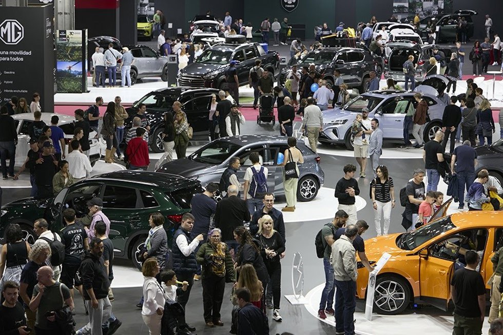 Visitantes en Automobile Barcelona.