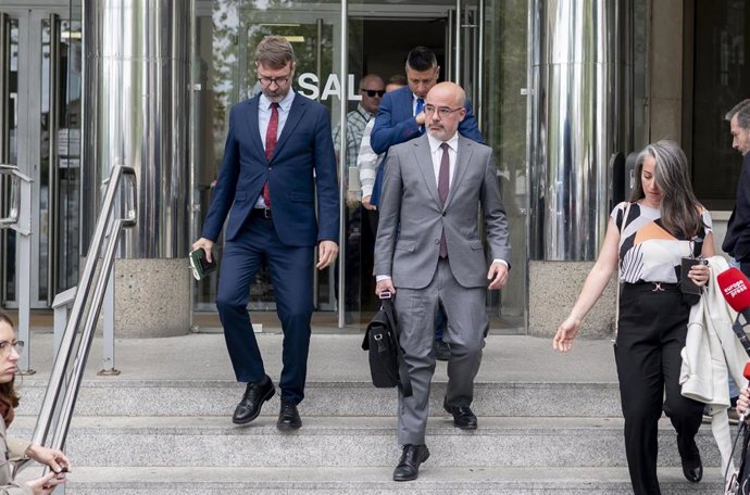El delegado del Gobierno en la Comunidad de Madrid, Francisco Martín (c), sale de declarar por el ‘caso Begoña Gómez’, en los Juzgados de Plaza de Castilla, a 14 de mayo de 2025, en Madrid (España).