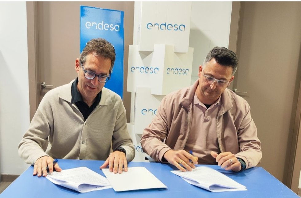 Archivo - El responsable de Punts de Servicio y Oficinas Comerciales de Endesa en Catalunya Occidental, Carlos Gómez, y el presidente de la Associació Comer i Empresa de Castelldefels (Barcelona), Antonio Jiménez