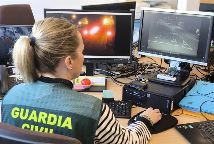 La Guardia Civil revisa el visionado de las cámaras de la autovía A-63.