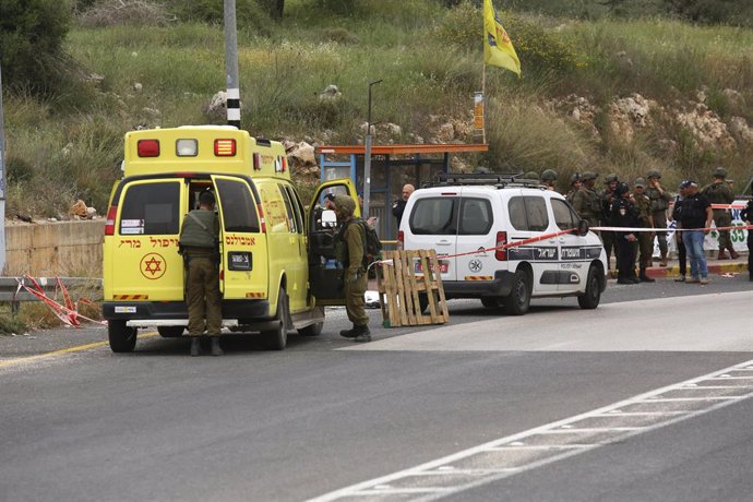 Archivo - SALFIT, April 8, 2025  -- Israeli forces are seen at the scene where a Palestinian woman was shot dead, near the West Bank city of Salfit, on April 8, 2025. The Israeli army killed a Palestinian woman here on Tuesday after she allegedly attempte