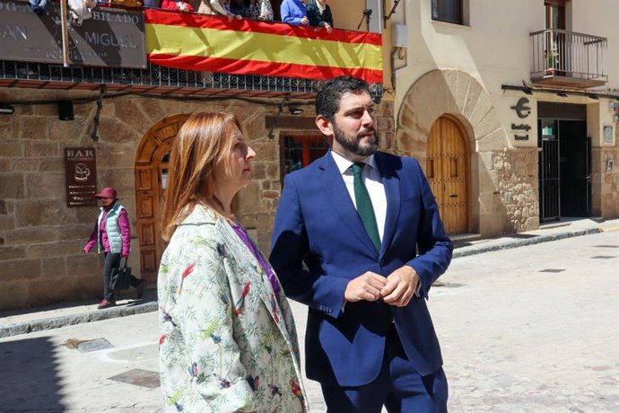 El portavoz de Vox en las Cortes de Aragón, Alejandro Nolasco, junto a la concejal del partido en el Ayuntamiento de Teruel, Elena Fernández, en Mora de Rubielos.