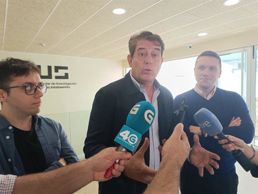 El jefe de filas del PSdeG, José Ramón Gómez Besteiro, en declaraciones a los medios junto al secretario local en Santiago, Aitor Bouza