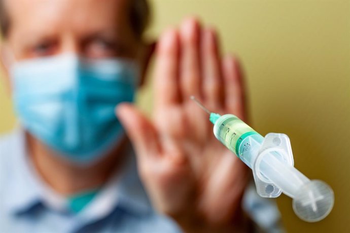 Archivo - Antivacunas: hombre con mascarilla rechaza ser vacunado contra la Covid-19.