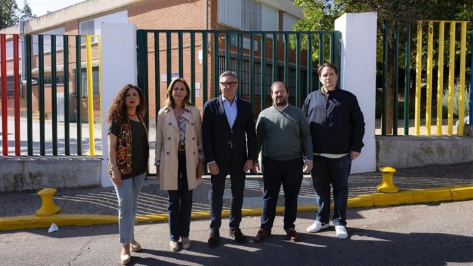 El portavoz de Vox en Andalucía, Manuel Gavira, este viernes aante un centro de Infantil y Primaria en San Juan de Aznalfarache (Sevilla).
