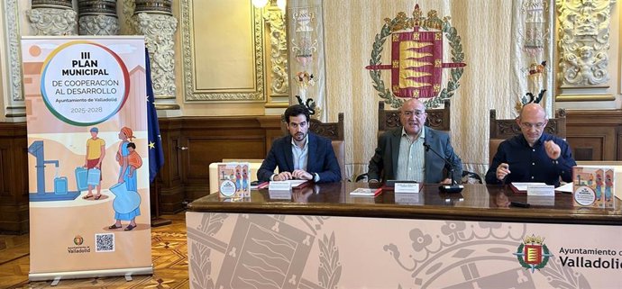 El alcalde de Valladolid, Jesús Julio Carnero (en el centro), presenta el III Plan Municipal de Cooperación al Desarrollo.