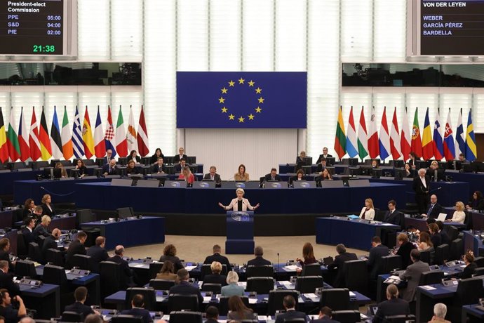 Archivo - Ursula von der Leyen, presidenta de la Comisión Europea, habla durante la sesión del Parlamento Europeo, antes de la votación sobre la composición de la nueva Comisión Europea.