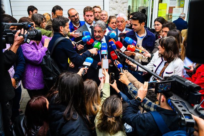 O secretário-geral da RPC e ex-presidente da Cantábria, Miguel Ángel Revilla, fala com a mídia antes da reunião de conciliação entre o rei emérito Juan Carlos I e o ex-presidente da Cantábria, Miguel Ángel Revilla, no Tribunal de Justiça da Cantábria.