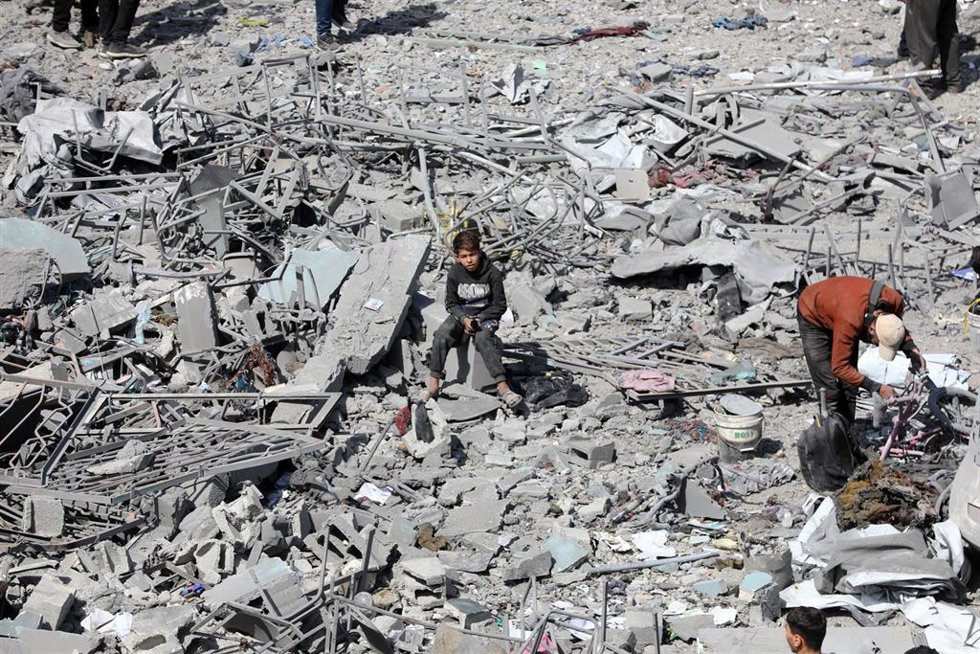 Archivo - Un niño entre los escombros de edificios destruidos en la Franja de Gaza
