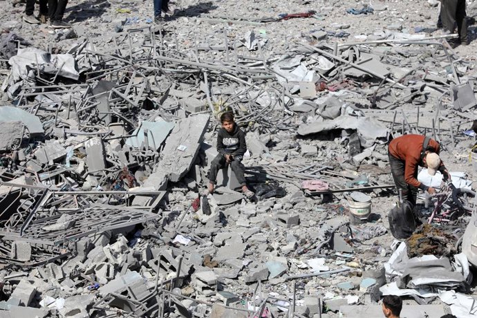 Archivo - Arquivo - 04 de abril de 2025, Territórios Palestinos, Gaza: Criança palestina olha em volta do pátio devastado de uma escola, um dia depois de ter sido atingida por um ataque israelense, no bairro de al-Tuffah, na Cidade de Gaza. A agência de d