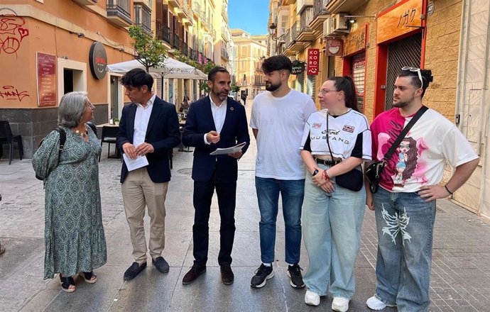 El portavoz municipal socialista, Daniel Pérez, junto al responsable de Lgtbi en el grupo, Pablo Orellana, y varios jóvenes en el centro histórico