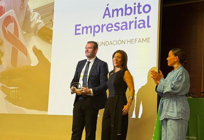 El presidente de Hefame y de su Fundación, Enrique Ayuso, recoge el premio 'Unidos Contra el Cáncer en la Región de Murcia 2025'
