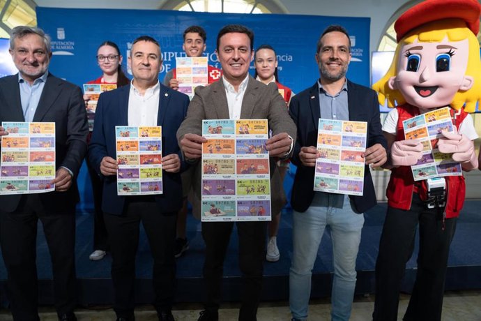 El presidente de la Diputación de Almería junto a responsables y voluntarios de Cruz Roja durante la presentación del Sorteo de Oro.