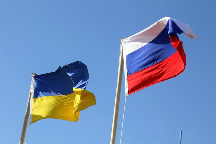 Archivo - Arquivo - Bandeiras da Rússia e da Ucrânia em frente a um hotel no Egito (arquivo)