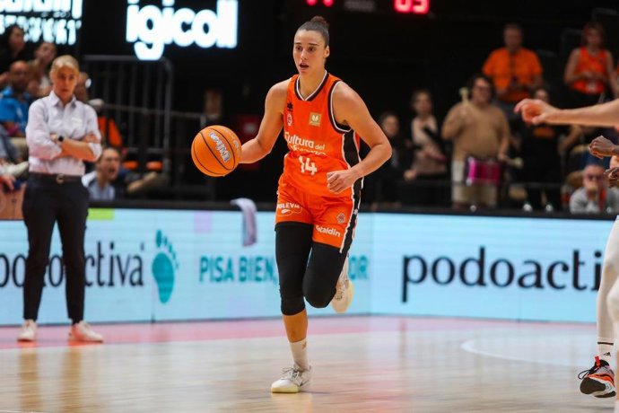 La pívot Raquel Carrera durante un encuentro con Valencia Basket