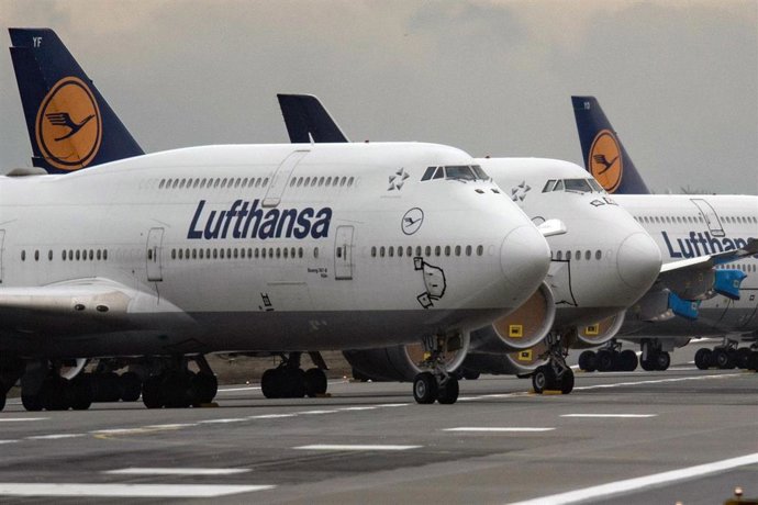 Archivo - FILED - 28 December 2020, Hesse, Frankfurt_Main: Lufthansa Boeing 747 jets stand on the northwest runway at Frankfurt Airport. Lufthansa plans to use two wide-body aircraft for the planned special flights from Israel to Germany. Photo: Boris Roe