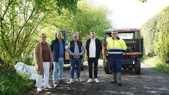 El primer teniente de alcalde, Javier Rodríguez, y el concejal de Abastecimiento de Agua y Saneamiento, Manuel Pergentino Martínez, durante la visita a las obras.
