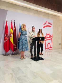 El concejal de Deportes del Ayuntamiento de Murcia, Miguel Ángel Noguera, acompañado por las concejalas Mercedes Bernabé y Rebeca Pérez