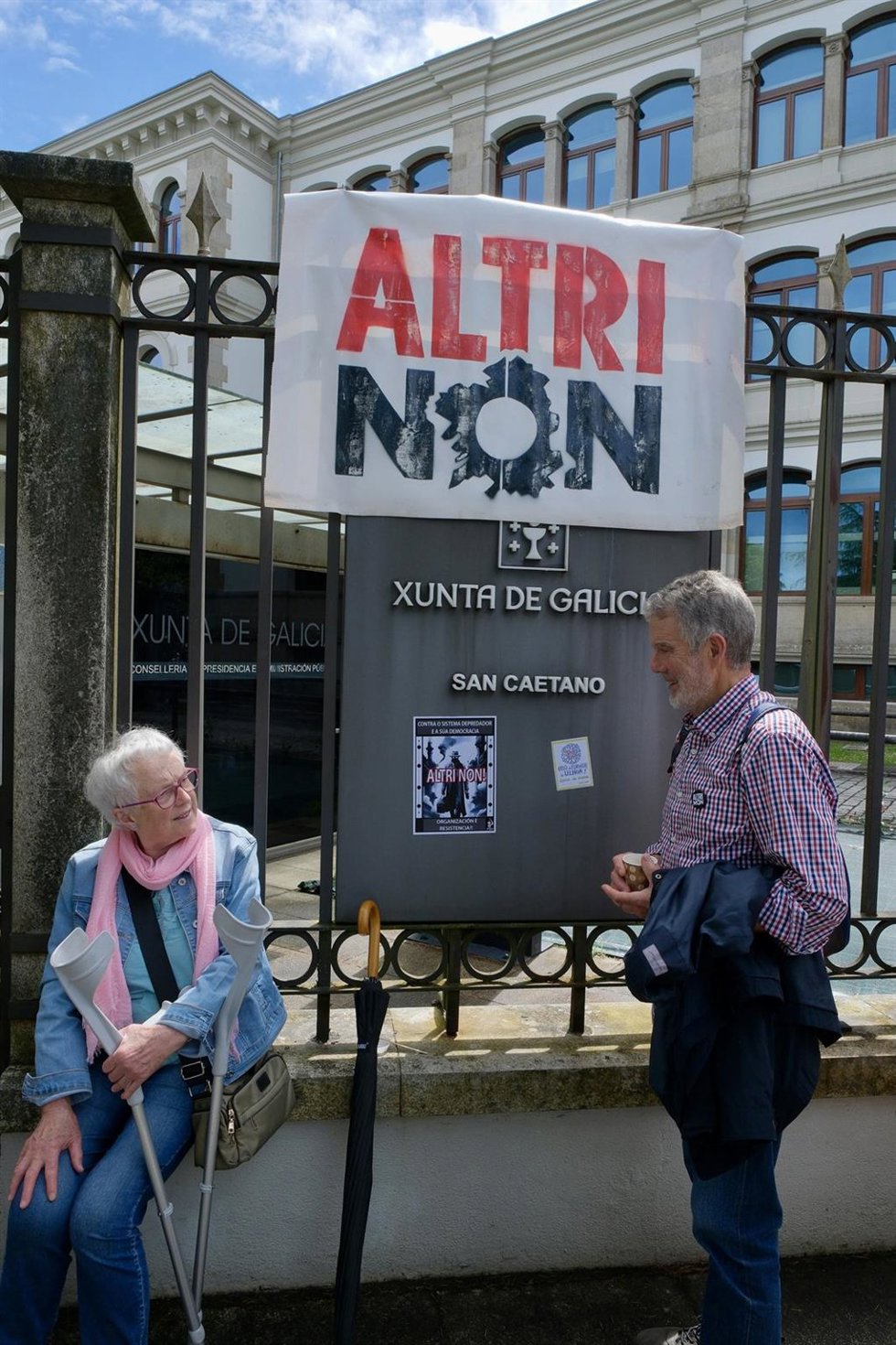 Archivo - Dos personas durante una nueva protesta contra la empresa de celulosa Altri, en la puerta principal de la Xunta de Galicia, a 30 de junio de 2024, en Santiago de Compostela, A Coruña, Galicia (España). 