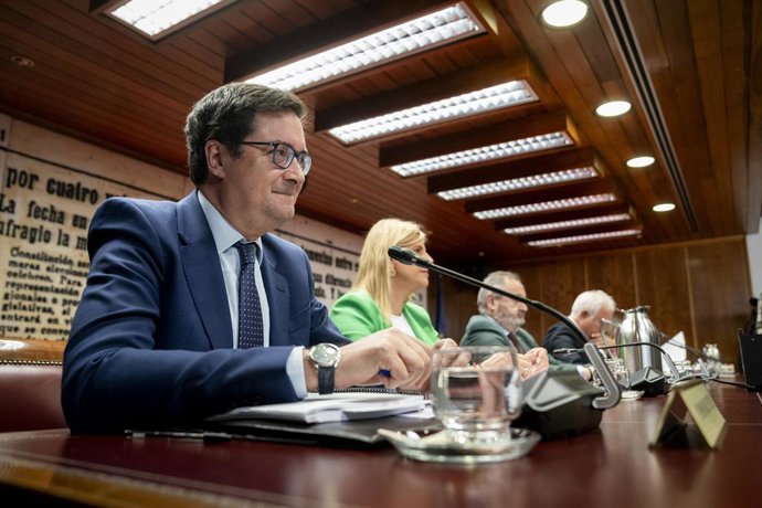 O Ministro da Transformação Digital e da Função Pública e ex-presidente da Paradores de Turismo de España, Óscar López, comparece perante a Comissão sobre o "caso Koldo", em 16 de maio de 2025, em Madri (Espanha). Óscar López compareceu perante a