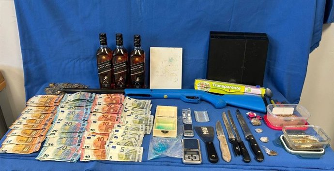 El cuerpo policial también ha intervenido 20 gramos de hachís, 060 gramos de cocaína y 1.438 euros en efectivo
