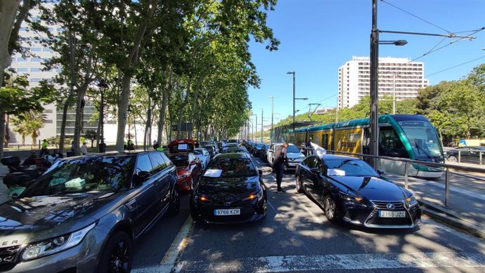 Unos 300 VTC protestan en Barcelona contra la Conselleria de Territorio
