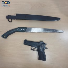 Cuchillo y pistola falsa intervenidas al detenido.