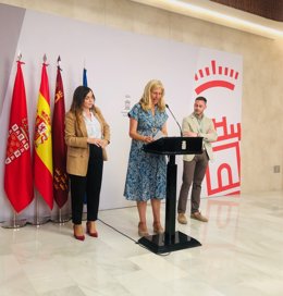 La concejal de Gobierno Abierto, Promoción Económica y Empleo del Ayuntamiento de Murcia,l Mercedes Bernabé, acompañada por la portavoz del equipo de Gobierno municiapl, Rebeca Pérez y el edil Miguel Ángel Noguera