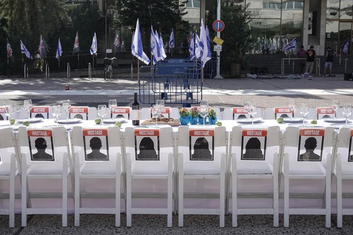 Archivo - Arquivo - Uma manifestação das famílias dos sequestrados nos ataques de 7 de outubro de 2023 em memória dos reféns perto de Tel Aviv.