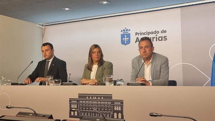 En la imagen, la vicepresidenta del Principado, Gimena Llamedo, con los consejeros de Hacienda, Justicia y Asuntos Europeos, Guillermo Peláez (izqda.), y de Ordenación de Territorio, Urbanismo, Vivienda y Derechos Ciudadanos, Ovidio Zapico.