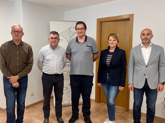 El presidente de la Federación Balear de Cofradías de Pescadores (FBCP), Domingo Bonnín, la eurodiputada Rosa Estaràs y el conseller de Agricultura, Pesca y Medio Natual, Joan Simonet, tras el encuentro.