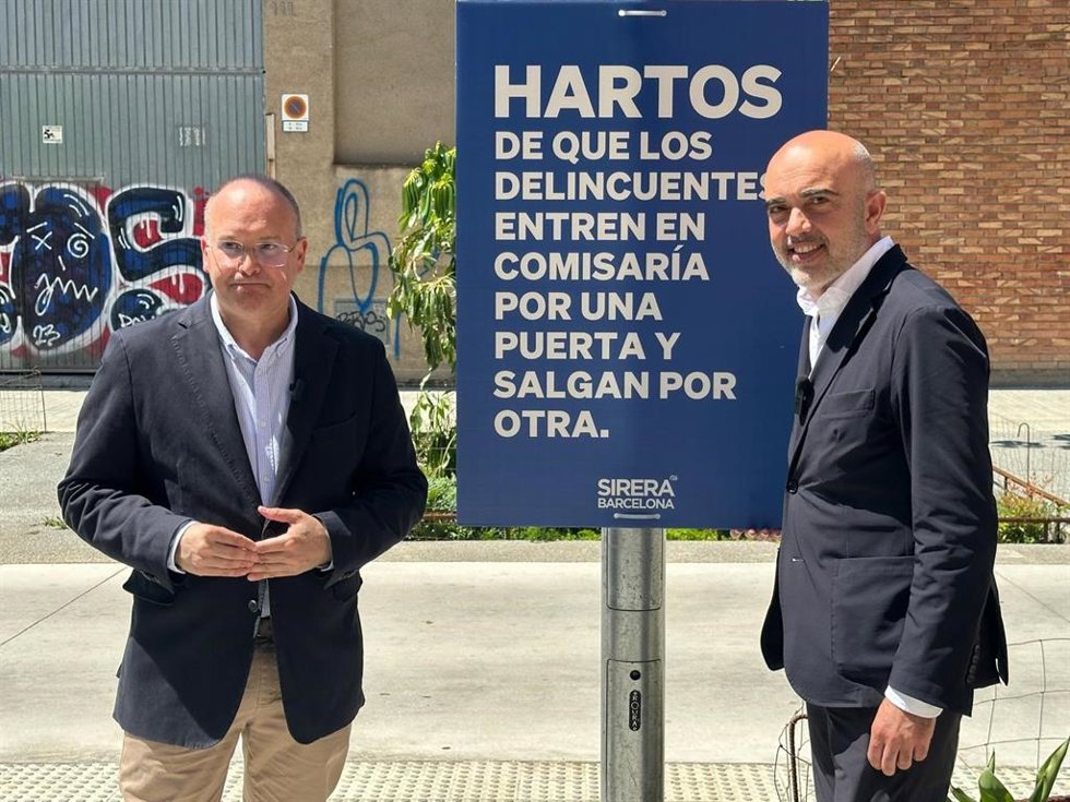 El portavoz del PP en el Congreso, Miguel Tellado (i), y el líder popular en el Ayuntamiento de Barcelona, Daniel Sirera (d)