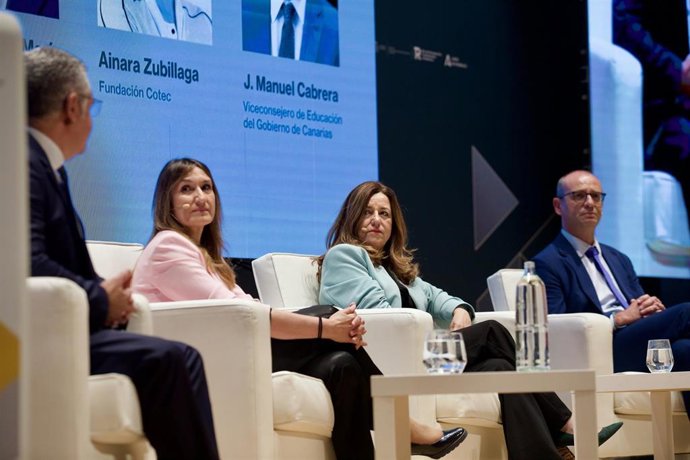 La consejera de Educación de Castilla y León, Rocío Lucas, a la izquierda, en la  mesa redonda del III Congreso Internacional de Innovación Educativa celebrado en Granada.
