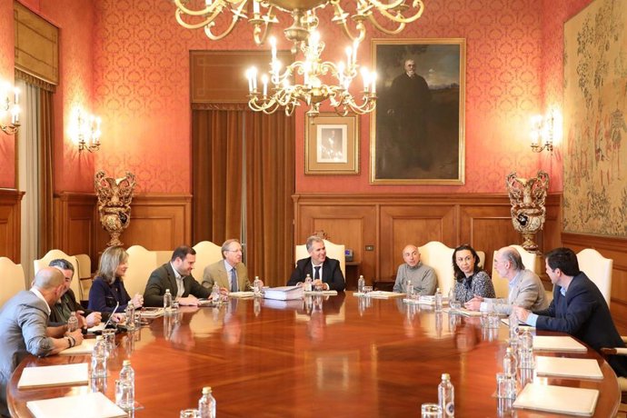 Junta de gobierno de la Diputación de Pontevedra presidida por el vicepresidente primero, Rafa Domínguez.