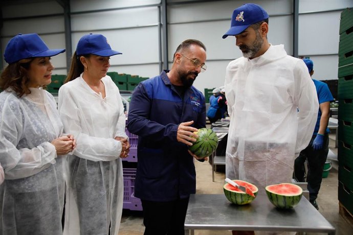 El consejero de Agricultura de la Junta de Andalucía, Ramón Fernández-Pacheco, durante su visita a las instalaciones de Campojoyma en Níjar (Almería).