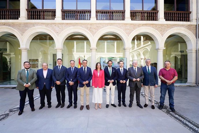 Presentación de la mejora del acceso a Sierra Nevada, con la consejera de Fomento, Rocío Díaz, en el centro en la imagen, flanqueada por el presidente de la Diputación, Francis Rodríguez, a su derecha, y el delegado del Gobierno andaluz, Antonio Granados