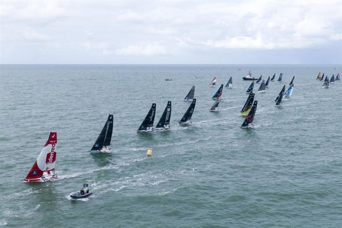 Archivo - La flota durante la salida de una de las etapas de la edición anterior de La Solitaire du Figaro