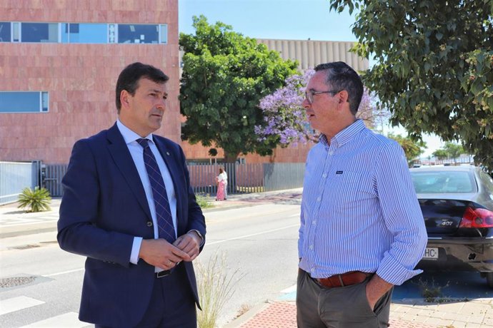 El vicesecretario del PP de Málaga y parlamentario andaluz Daniel Castilla, junto al diputado nacional por el PP malagueño Cristóbal Garre, en la puerta de la Ciudad de la Justicia de Málaga.