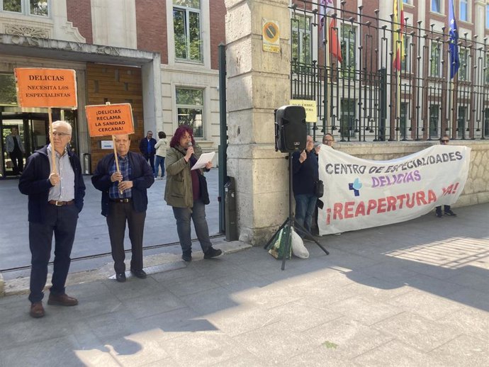 Susana Simón, durante la lectura del manifiesto a las puertas de la Consejería.