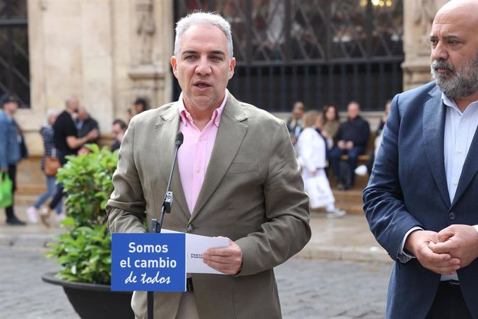 Archivo - El vicesecretario de Coordinación Autonómica y Local del PP, Elías Bendodo (i), en una imagen de archivo.