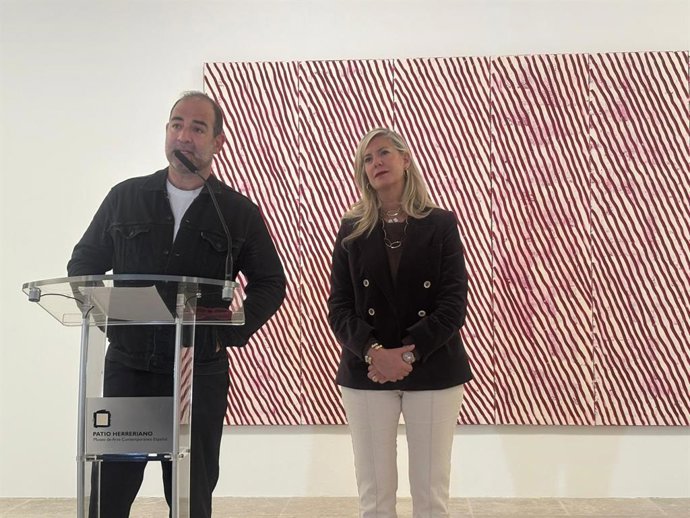 El presidente del Museo Patio Herreriano, Javier Hontoria, y la concejala de Educación y Cultura, Irene Carvajal, en la inaguración de la exposición 'Es sólo una sensación'