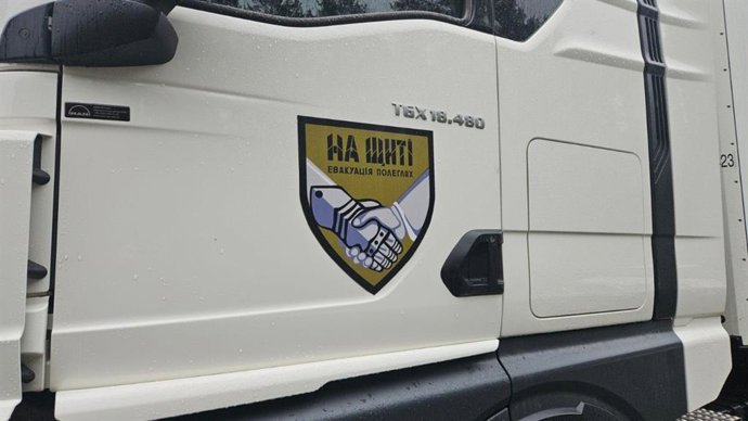 Un camión del Cuartel General de Coordinación para el Trato de los Prisioneros de Guerra repatria militares ucranianos caídos en guerra con Rusia