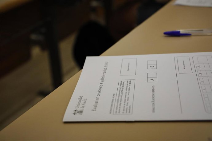 Archivo - Vista de un examen en un pupitre