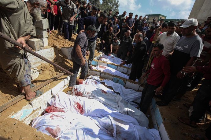 May 14, 2025, Jabalia, Gaza Strip, Palestinian Territory: People bury bodies of killed Palestinians in mass grave in Jabalia in North Gaza Strip on May 14, 2025,Image: 999007787, License: Rights-managed, Restrictions: , Model Release: no, Credit line: Oma