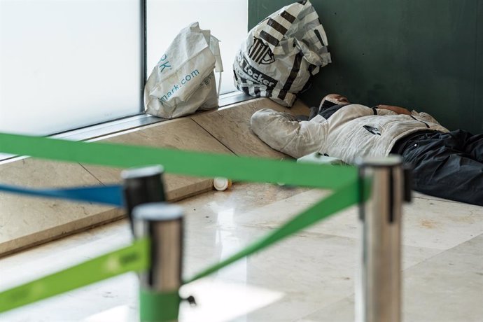 Una persona duerme en la T4 del Aeropuerto Adolfo Suárez-Madrid Barajas, a 12 de mayo de 2025, en Madrid (España). Varios centenares de personas sin hogar viven y pernoctan en las instalaciones del Aeropuerto Adolfo Suárez-Madrid Barajas. Las denuncias de